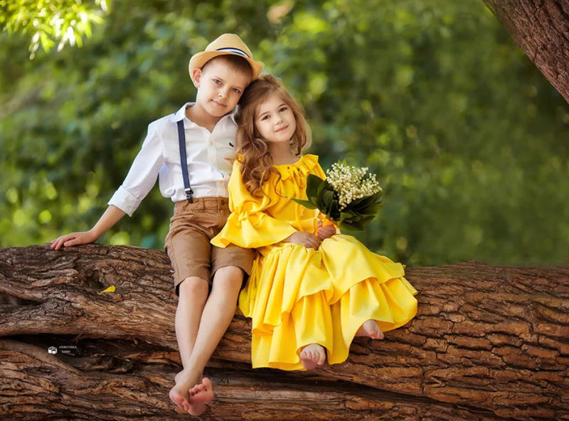 Мальчик с девочкой на дереве